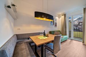 梅拉诺Central Suite Meran的客厅配有桌子和沙发