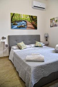 诺托玛丽娜La Gardenia的一间卧室配有一张壁画床
