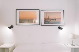 托雷德本纳贾尔邦Apartamento Añoreta Malaga 318的床上方的白色墙上的三幅照片