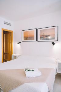 托雷德本纳贾尔邦Apartamento Añoreta Malaga 318的一间白色卧室,配有床和2个窗户