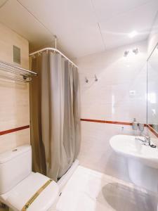 托雷德本纳贾尔邦Apartamento Añoreta Malaga 318的一间带卫生间和水槽的浴室