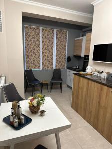 索非亚City centre stylish apartament with private backyard的厨房以及带桌椅的起居室。