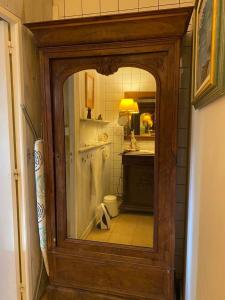特雷莫拉Gîte Les Truffières的客房内的浴室设有大镜子