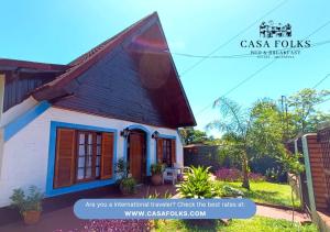 伊瓜苏港Casa Folks的一间黑色屋顶的小房子