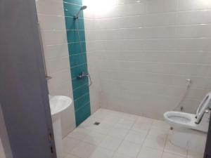 Aḩad al MasāriḩahAdmire Apart Hotel - 2的一间带卫生间和水槽的浴室