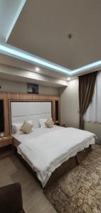 Aḩad al MasāriḩahAdmire Apart Hotel - 2的卧室配有一张白色大床