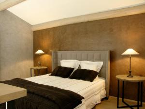 BoffresChâteau de Cachard的一间卧室配有一张大床和两盏灯