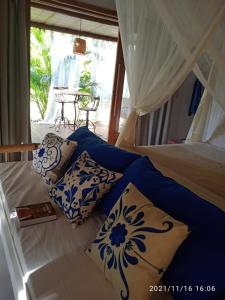 巴拉格兰德Casa Paula的一间卧室配有一张带蓝色和白色枕头的床