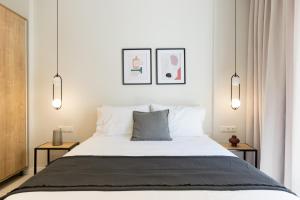 雅典Voda Luxury Residence #402的一间卧室配有一张大床和两张边桌