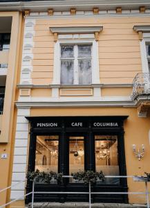 巴特格莱兴贝格Pension COLUMBIA inkl. Frühstück im Zentraum的建筑物前的商店