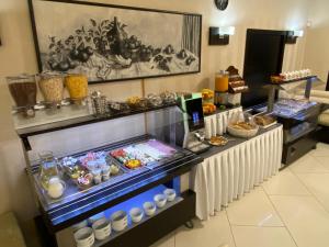 比尔森Hotel Astory Plzeň的餐厅的自助餐,展示着食物