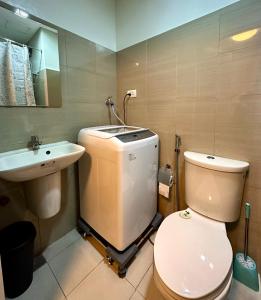 马尼拉Victoria’s Place的一间带卫生间和水槽的浴室