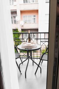 伊万诺-弗兰科夫斯克Miracle Place的阳台上的桌子和两杯酒杯
