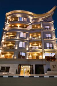 开罗Parkside Boutique Furnished Apartments的一座在晚上有灯的大建筑