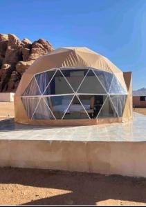瓦迪拉姆Rum titanic camp的沙漠中的一个圆顶帐篷