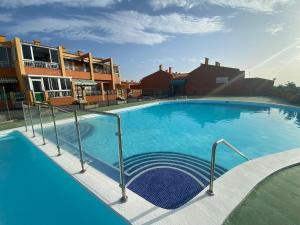 洛斯克里斯蒂亚诺斯Simon beach house Los Cristianos的蓝色海水大型游泳池