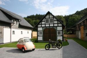 施马伦贝格Traumferienhaus Sauerland的停在房子前面的小汽车和自行车