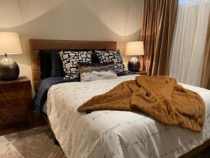 滑铁卢Hammer Haus III的一间卧室配有一张床铺,床上有毯子