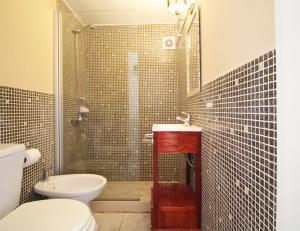 蒂格雷Puerto Tigre的带淋浴、卫生间和盥洗盆的浴室