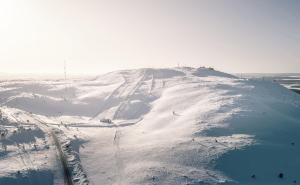 列维Economy Aarakka的山顶上有一条雪覆盖的山