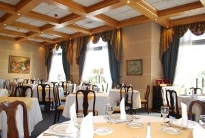 拉塞雷纳科斯塔皇家酒店的用餐室设有桌椅和窗户。