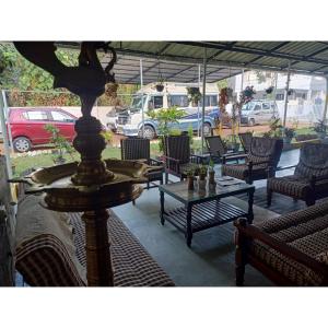 阿鲁法Nature Villa Kochi的庭院配有桌椅和桌椅。