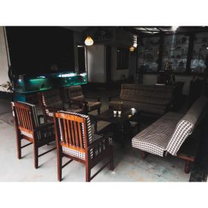 阿鲁法Nature Villa Kochi的一套椅子和一张桌子