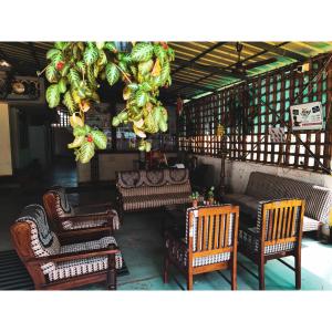 阿鲁法Nature Villa Kochi的一间房间,配有椅子和花圈