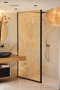 奥维法特德斯法尼斯多美酒店的带淋浴的浴室和玻璃门
