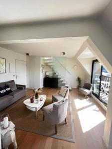 多维尔Deauville Harmonie - Tout à pied, Balcon & Modernité的客厅配有沙发和桌子