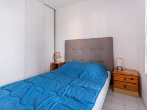 阿格德角Apartment Amourêva-1 by Interhome的一间卧室配有蓝色的床和床头柜