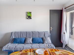 阿格德角Apartment Amourêva-1 by Interhome的客厅配有沙发和桌子