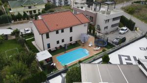 韦莱斯Villa Lucija的享有带游泳池的房屋的空中景致