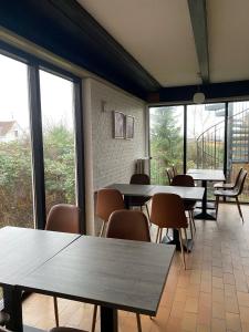 HolebyOnlySleep Femern的用餐室设有桌椅和窗户。