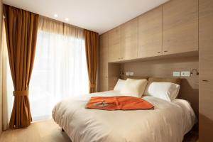 摩德纳迪-坎皮格里奥Campiglio WOOD的一间卧室配有一张橙色浴袍的床