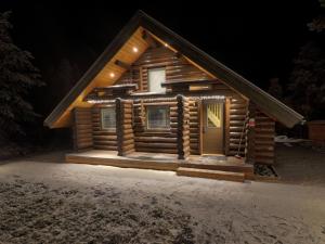 OikarainenHoliday Home Vanttausranta by Interhome的雪中的一个小木屋