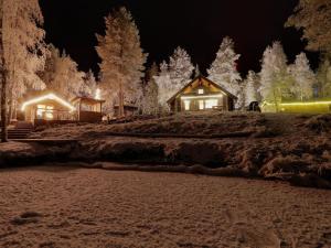 OikarainenHoliday Home Vanttausranta by Interhome的雪中的一个小木屋