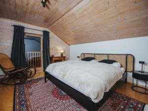 巴德加斯坦Chalet Chalet 1018 by Interhome的一间卧室设有一张大床和木制天花板