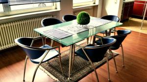 弗尔克林根Ferienwohnung am Rauenhübel的一张桌子,椅子和绿 ⁇ 萝坐在上面