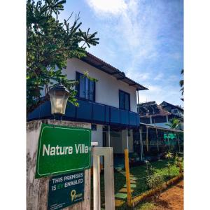 阿鲁法Nature Villa Kochi的房屋前的标志