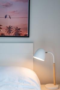 勒阿弗尔Student Factory Le Havre Les Docks的一间卧室配有一张床和一张桌子上的台灯