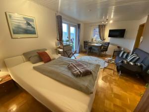 埃施韦格发散能豪夫酒店的一间带大床的卧室和一间客厅