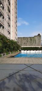 雅加达Bintaro Parkview A1228的一座位于高楼城市的游泳池