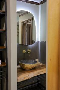 沃斯科波亚Vila Strugu的一间带石制水槽和镜子的浴室