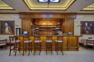 卡缅涅茨-波多利斯基塔拉斯布巴酒店的画室里带凳子的酒吧