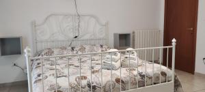 塔兰托DA VINCI AFFITTACAMERE BORGO的卧室配有白色床和白色婴儿床