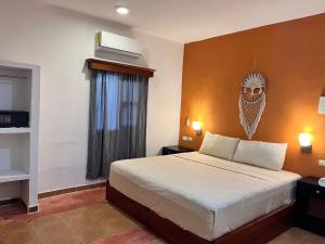 图卢姆Tumben Kuxtal Tulum的酒店客房设有床和窗户。