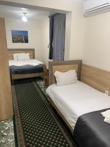 哈斯科沃Hotel Oazis的客房设有两张床和窗户。