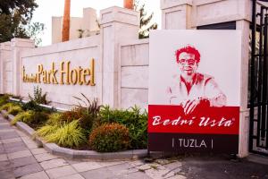 图兹拉伊斯坦布尔公园酒店的大门前的酒店标志