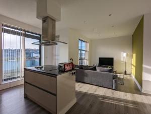海维康Bankside by Wycombe Apartments的厨房和带沙发的客厅